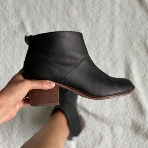 TOMS Leila Booties in Black Leather Sz 7.5